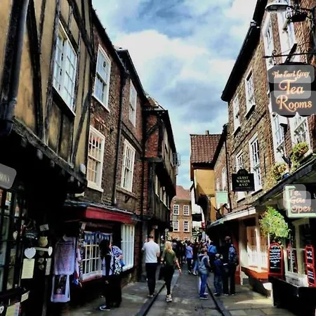 Minster House- Free Parking Holiday home York